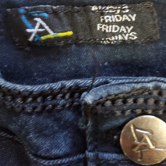 HIGH WAIST DARK WASH BOOTY POPPING DENIM CAPRIS - Picture 12 of 13